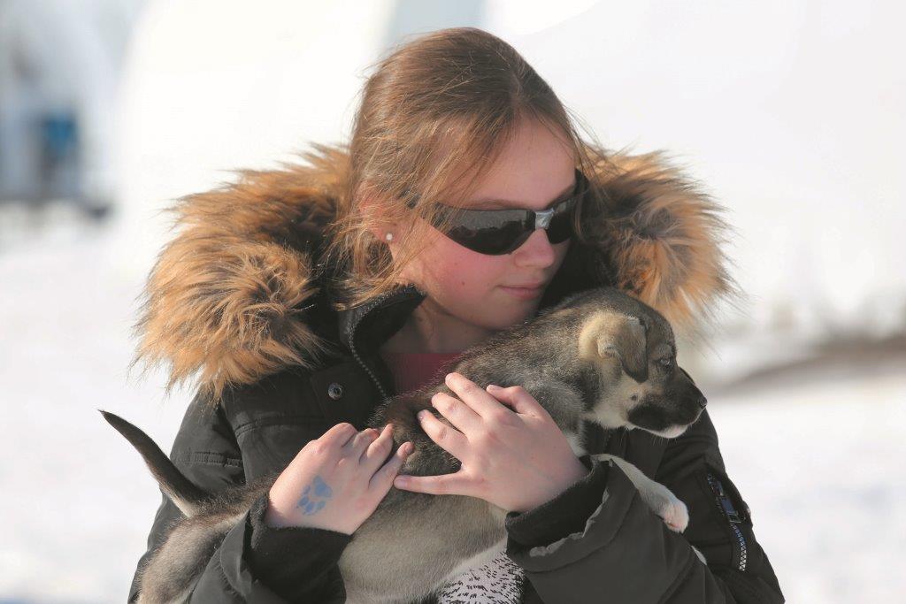 Alaska Mädchen mit Hund